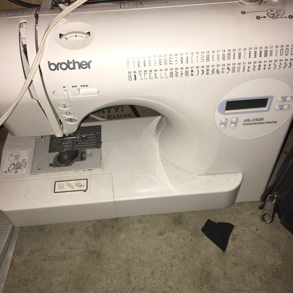 Sewing machine - Picture 3 of 6